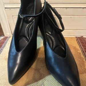 AEROSOLES Black Pointed Toe Wedges new